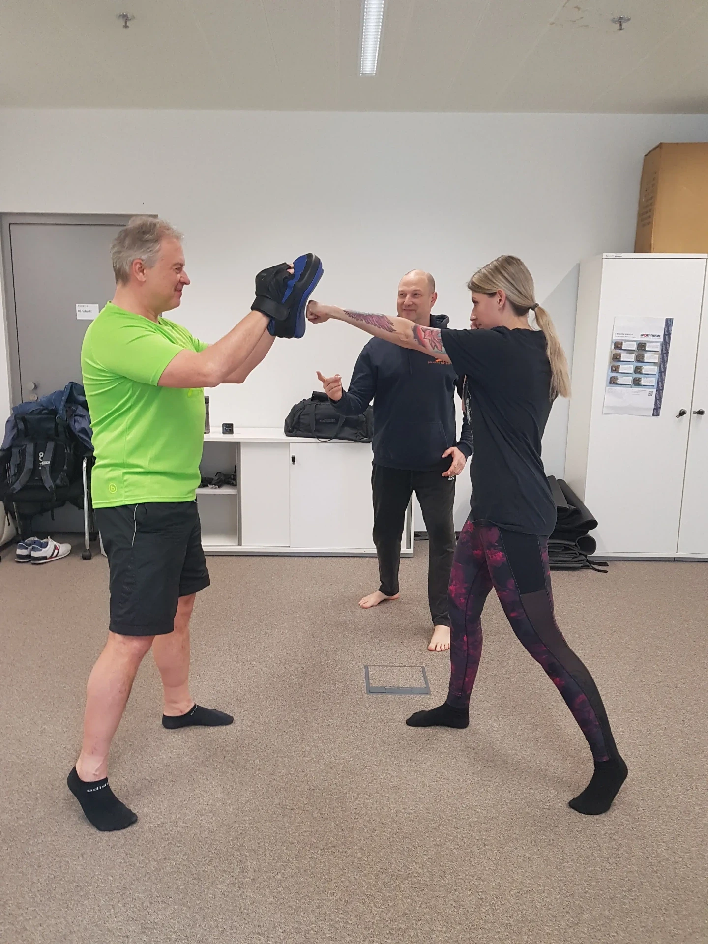 Krav-Maga-Partnertraining mit Handpratzen im Therapiezentrum Kranich