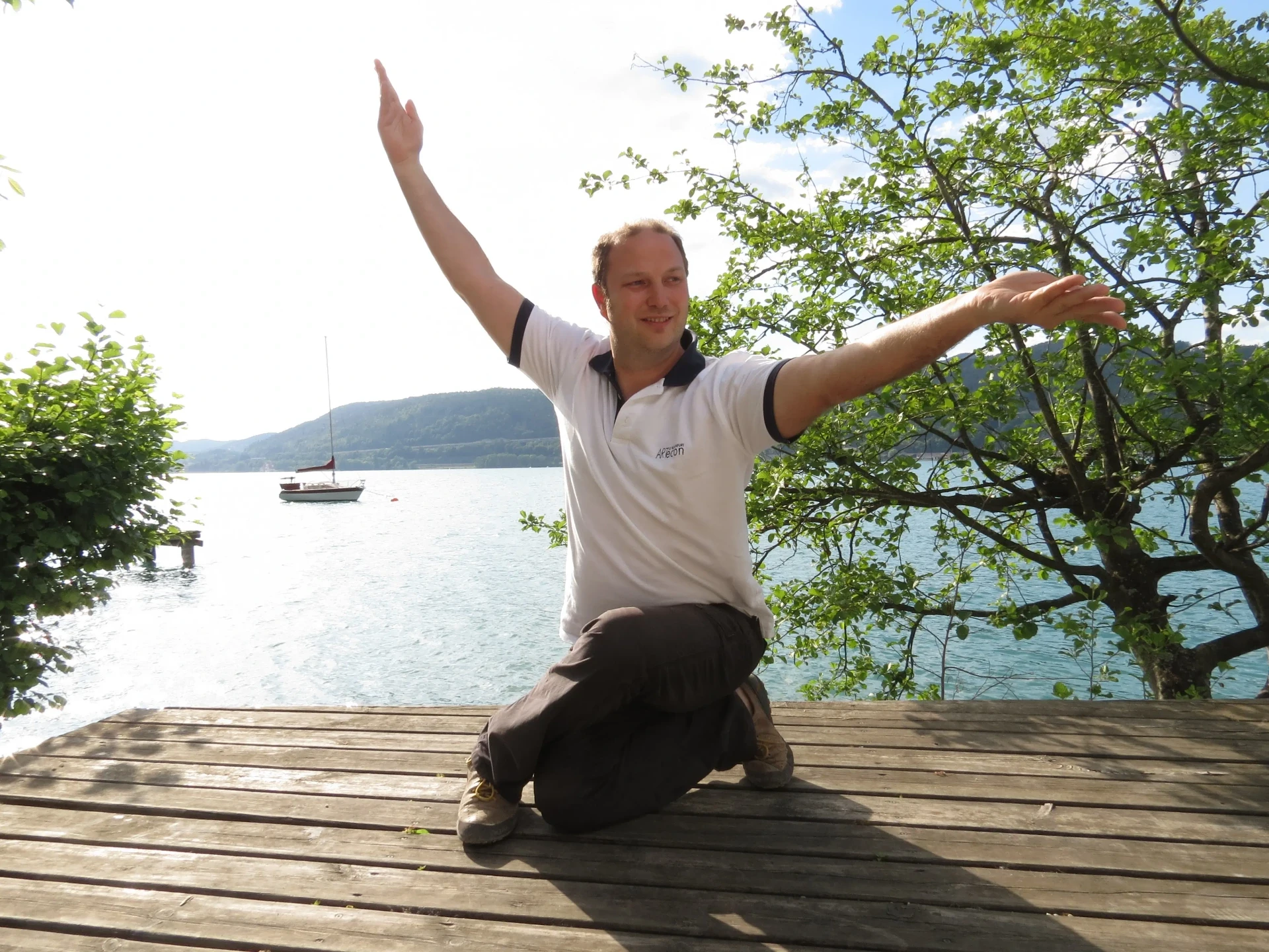 Gregor Chaloupka in einer Taiji-Bewegung am Seeufer
