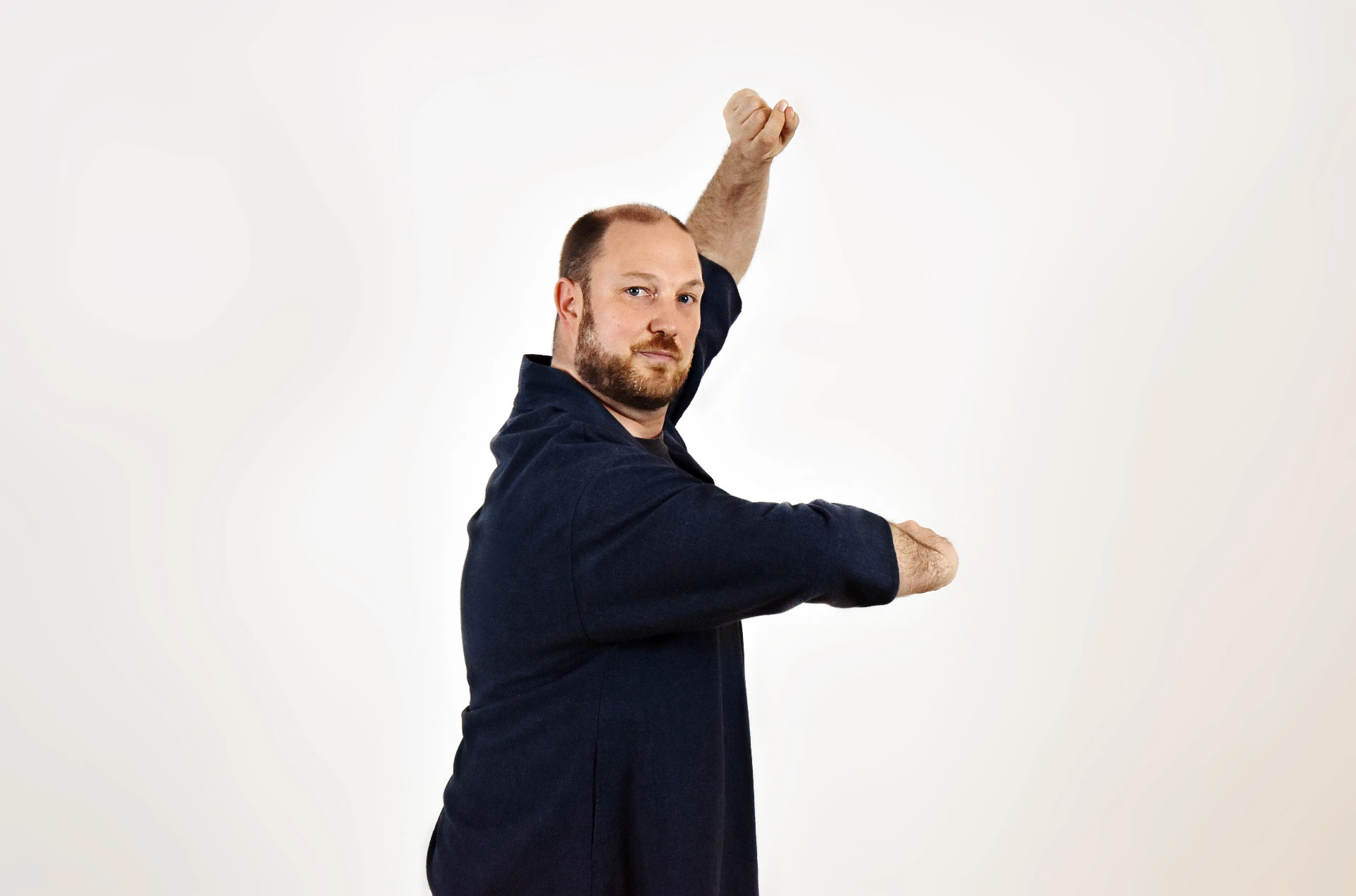 Gregor Chaloupka in einer Qigong-Bewegung