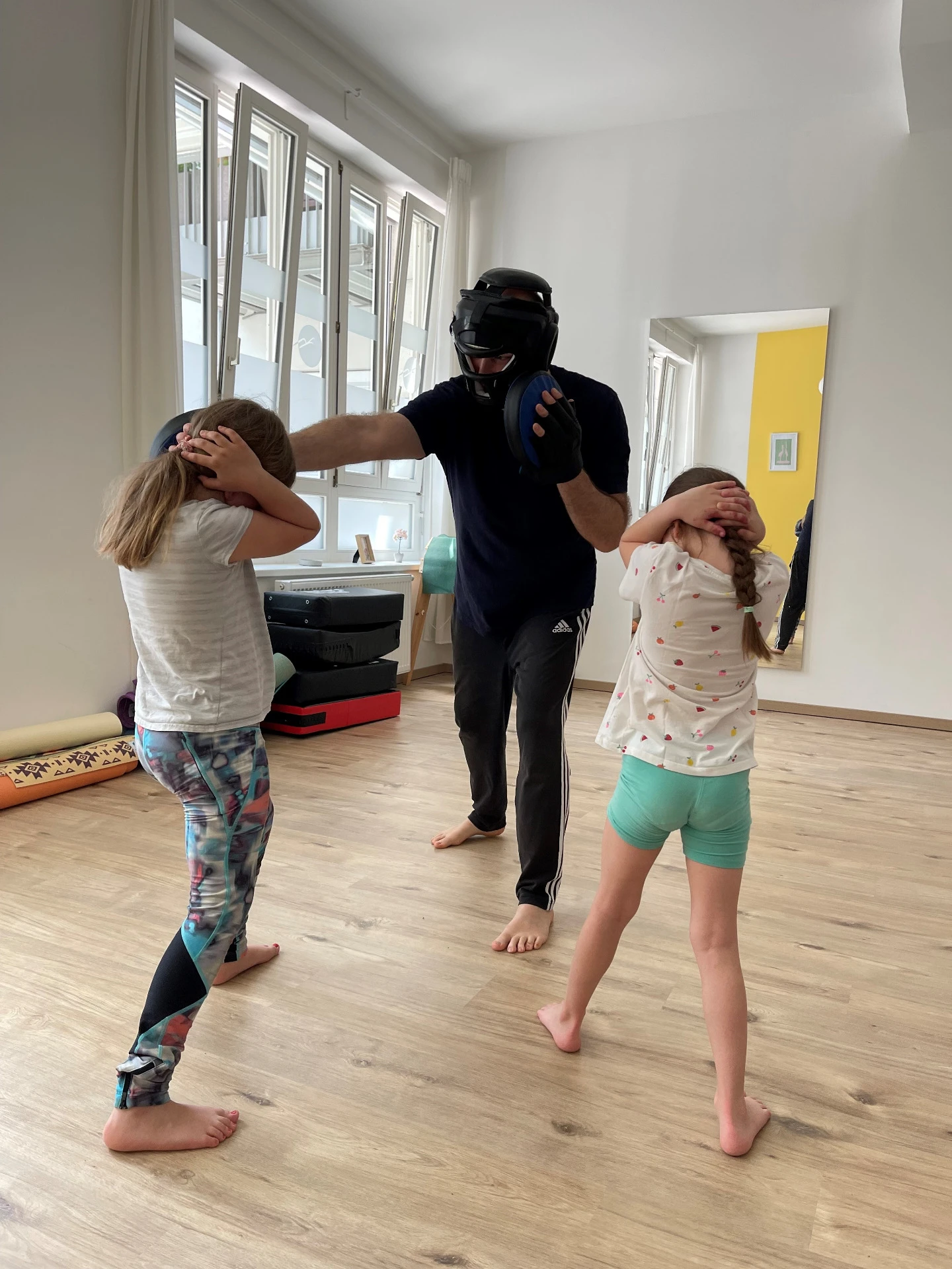 Kinder üben Abwehrtechniken beim Selbstverteidigungstraining
