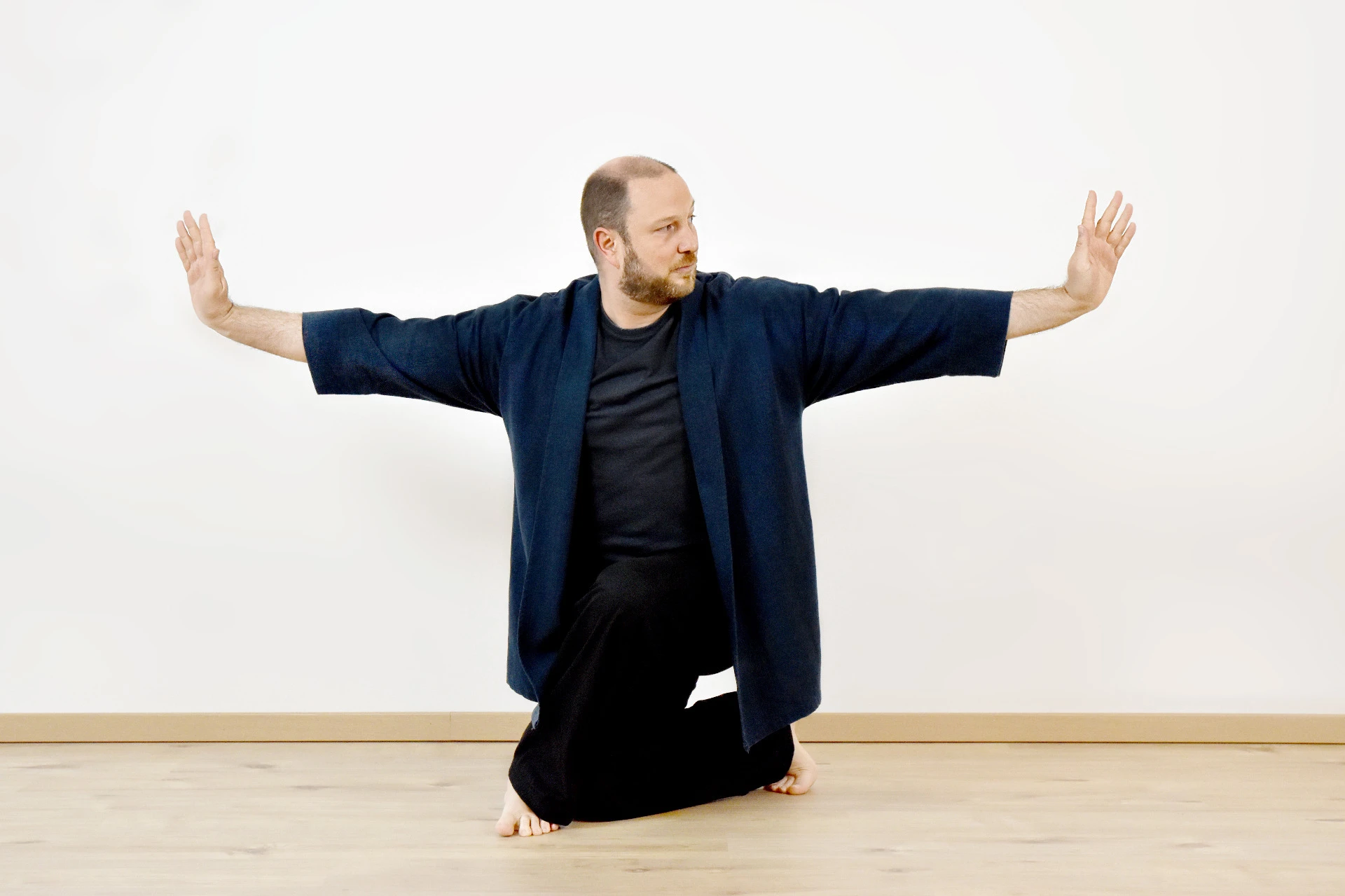 Gregor Chaloupka in einer Qigong-Haltung