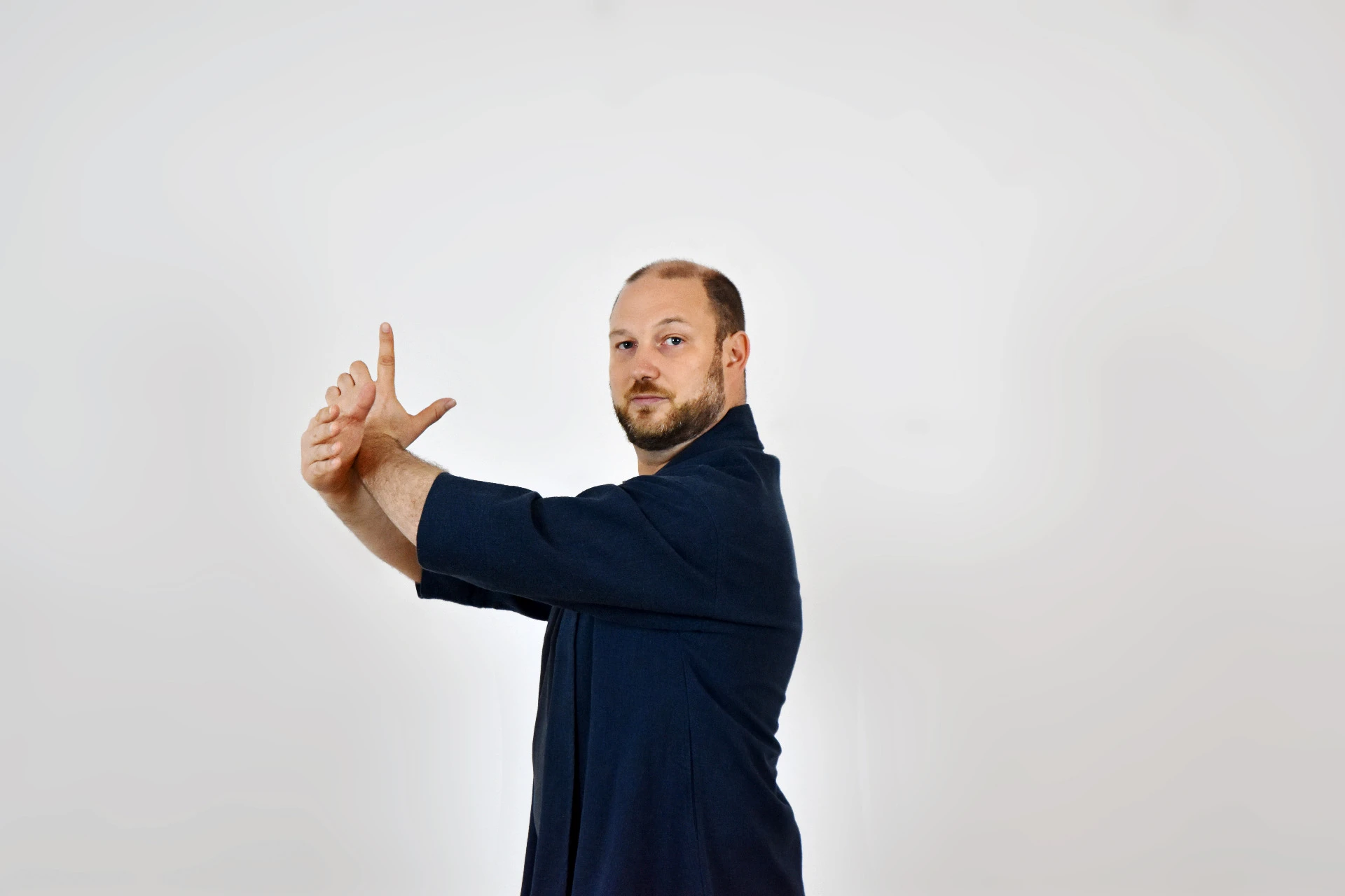 Gregor Chaloupka in einer konzentrierten Taiji-Haltung