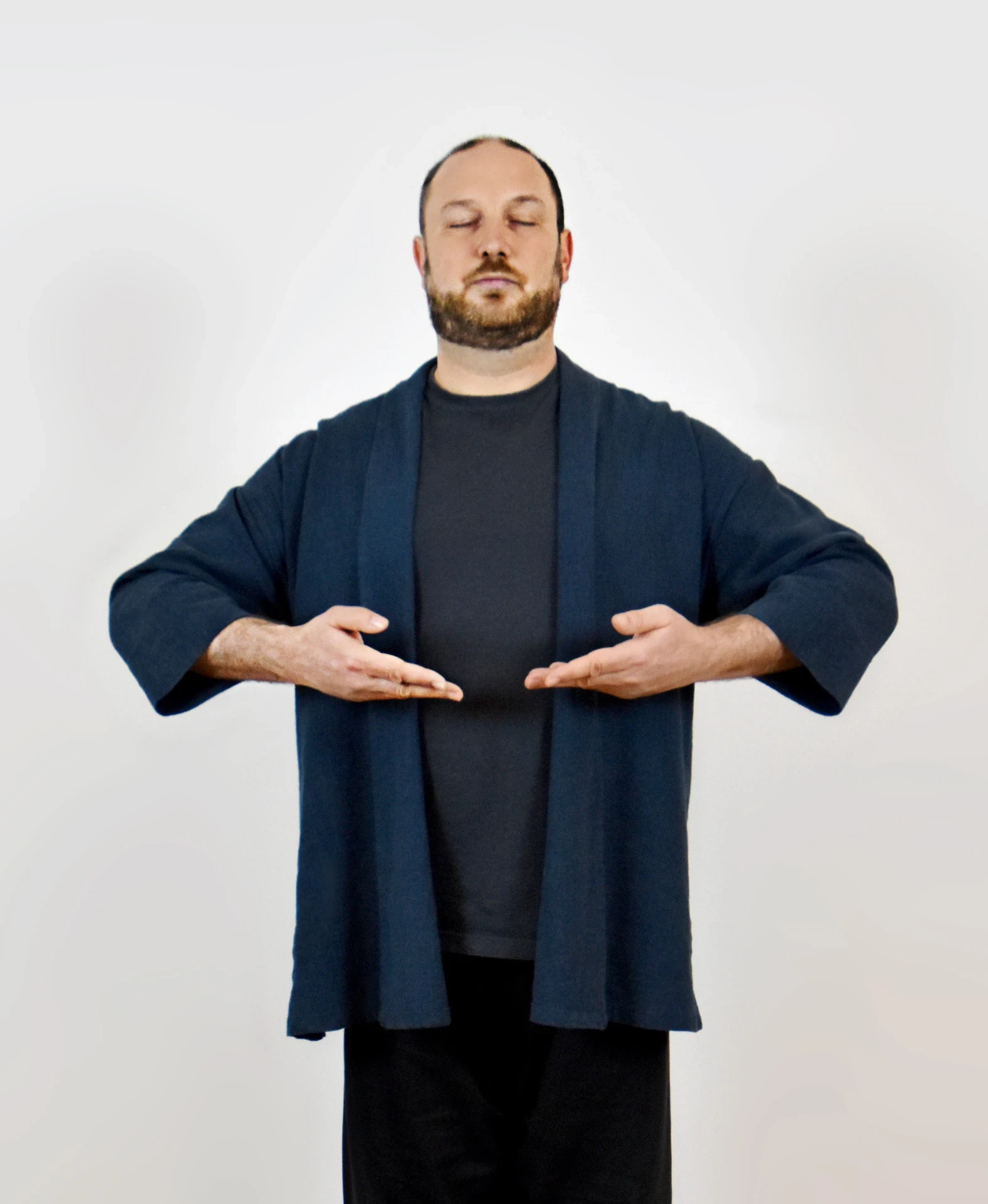Gregor Chaloupka in ruhiger Qigong-Haltung