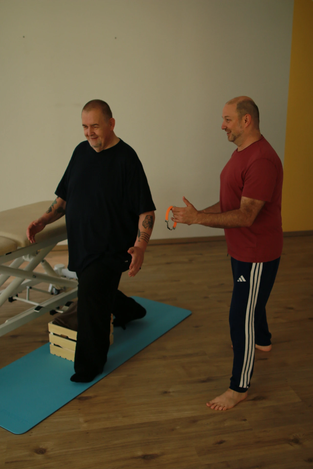 Gregor Chaloupka begleitet einen Kunden im Personaltraining bei einer Gleichgewichtsübung