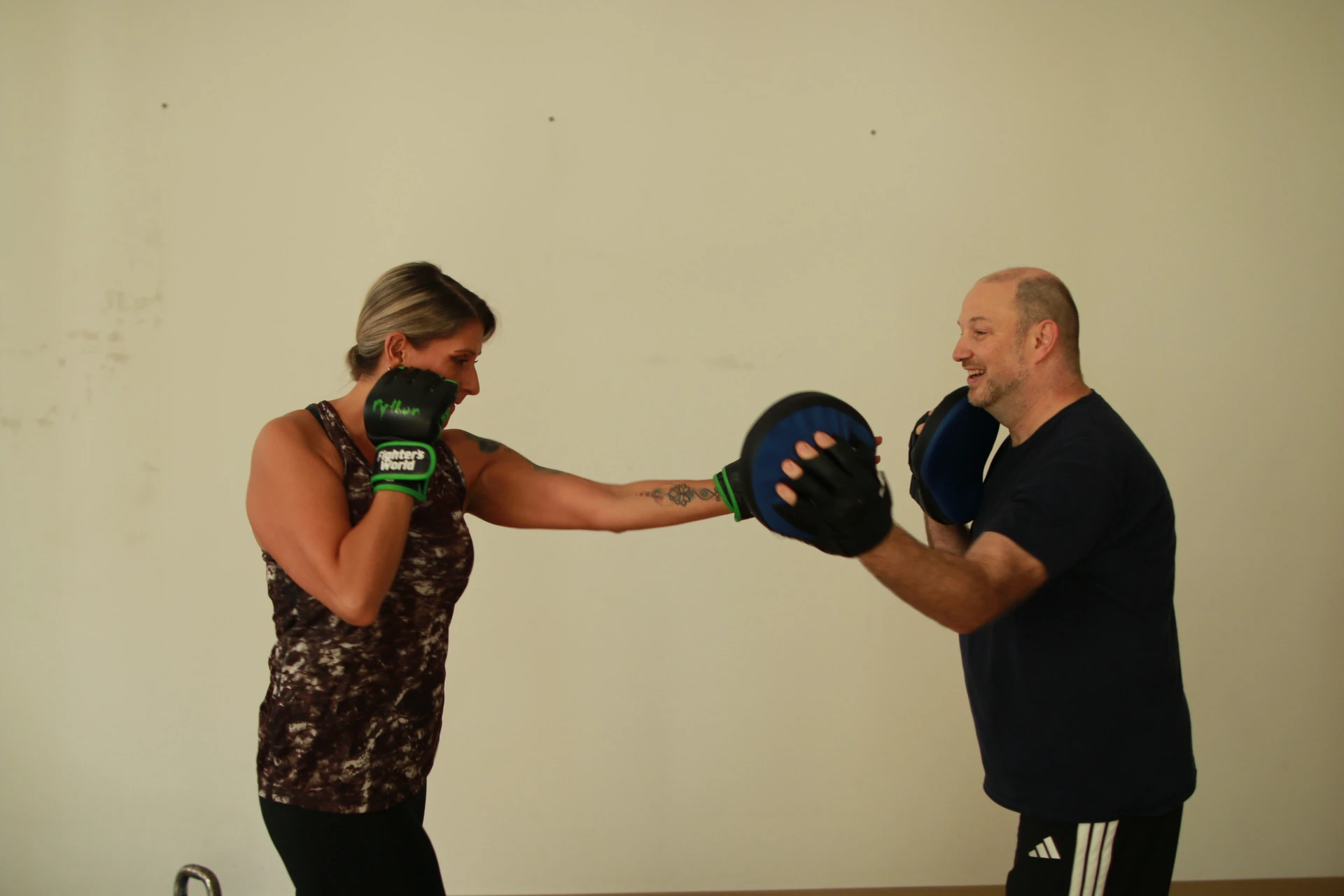 Krav-Maga-Training: Eine Teilnehmerin schlägt auf die Pratze, die Gregor Chaloupka hält