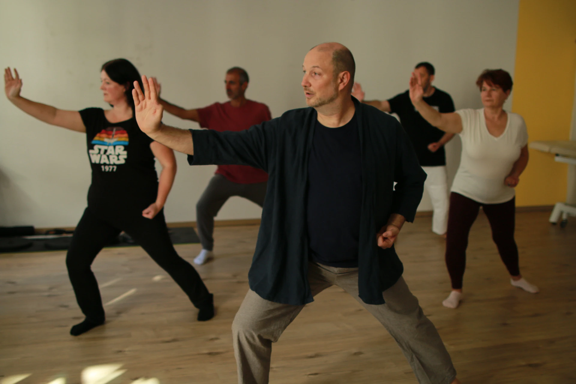 Gregor Chaloupka leitet eine Taiji-Übung in der Gruppe an