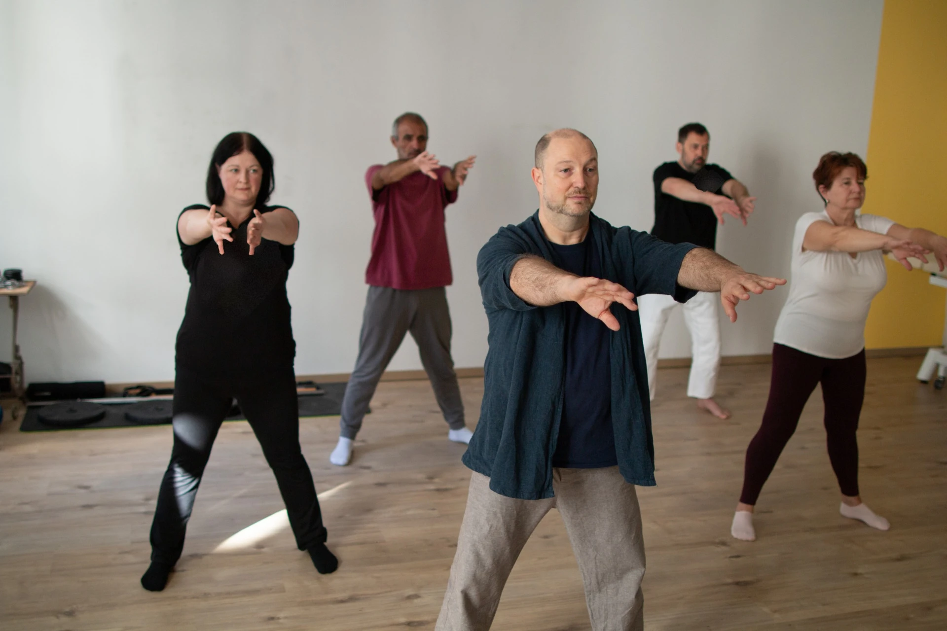 Gruppe beim Qigong mit nach vorne gestreckten Armen, Gregor Chaloupka vorne